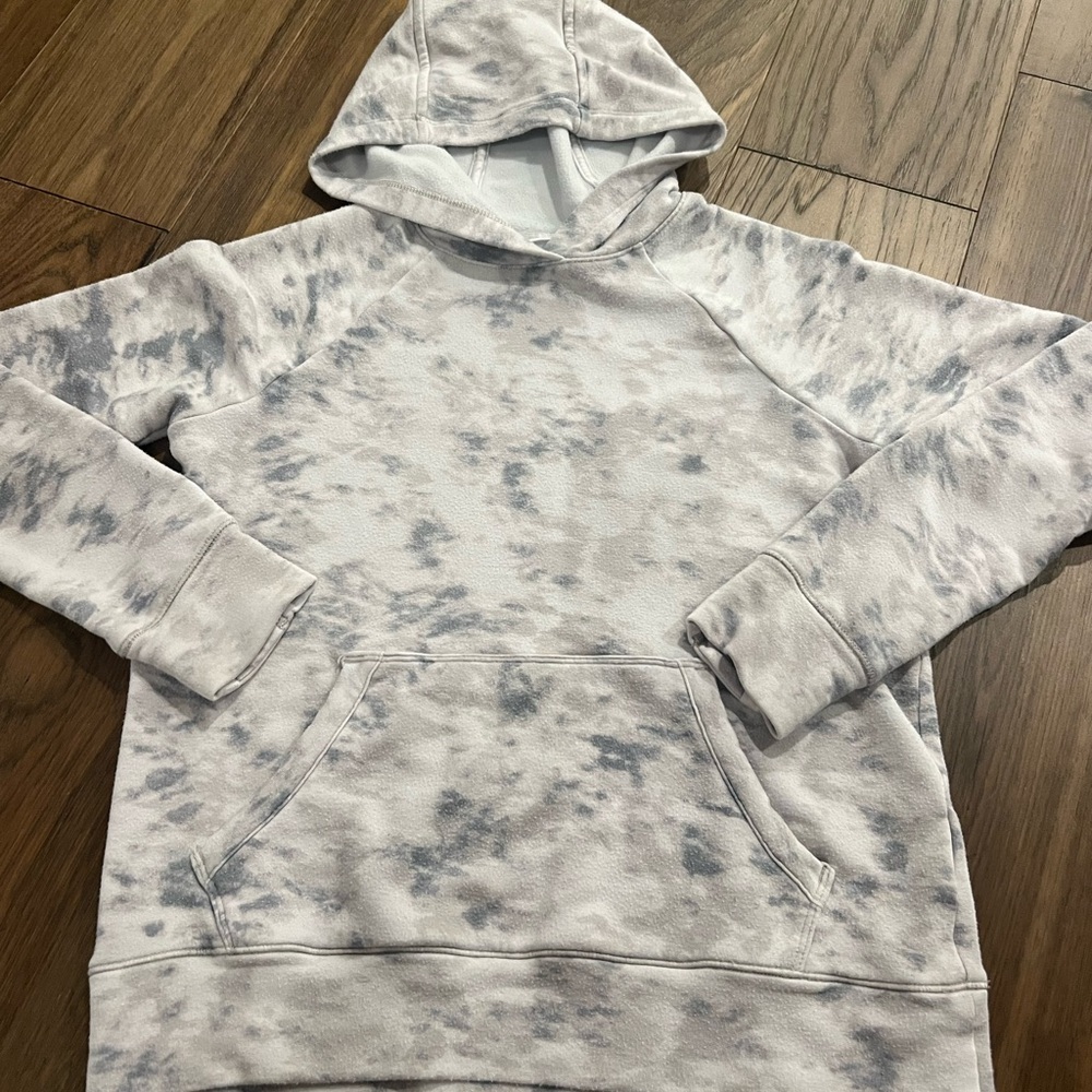 ATHLETA GIRL IN YOUR ELEMENT 2.0 HOODIE
No flaws 
Girls Size M 8/10